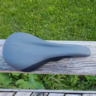 Take off from new Giant Trance 29 MTB Some small scratches on rails from removal. Width: 138mm Lengt...
