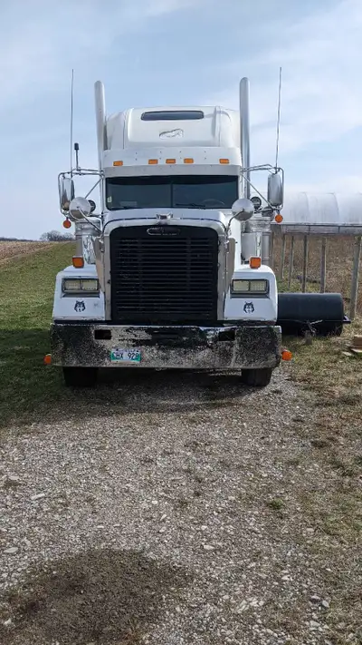 Selling a used truck, perfect for long hauls and heavy-duty work. This reliable highway tractor has...