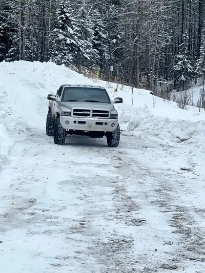 Awesome shape 2001 ram 2500 5 speed diesel, leveling kit, pistol grip shifter,0 blow by , never been...