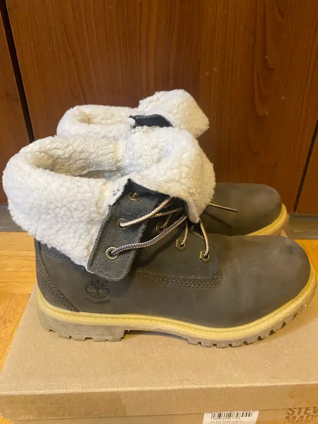 women’s Timberland Roll-Top Boots in Women's - Shoes in City of Toronto - Image 3