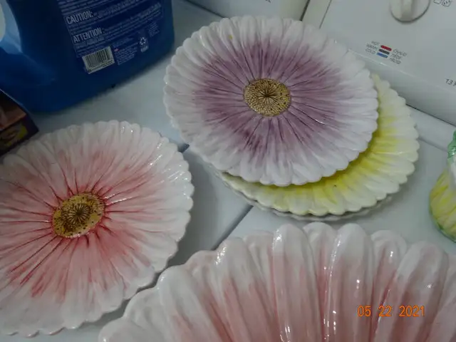 Set of  Summer  dishes, from 1990s, never used. like flowers, 4 in Arts & Collectibles in Kelowna - Image 4