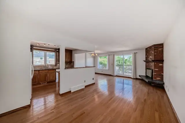 $1950/mo 2 Bedroom Main Floor Suite 