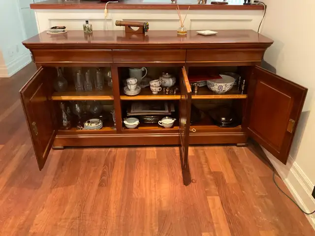 Solid wood sideboard in Hutches & Display Cabinets in City of Toronto - Image 3
