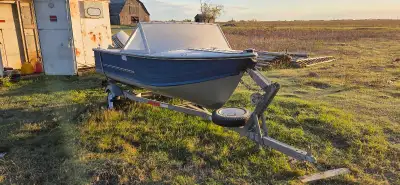 -15 ft Aluminum closed bow Fishing boat. -Electric start -3 seats -35 hp Johnson -Have video of Engi...