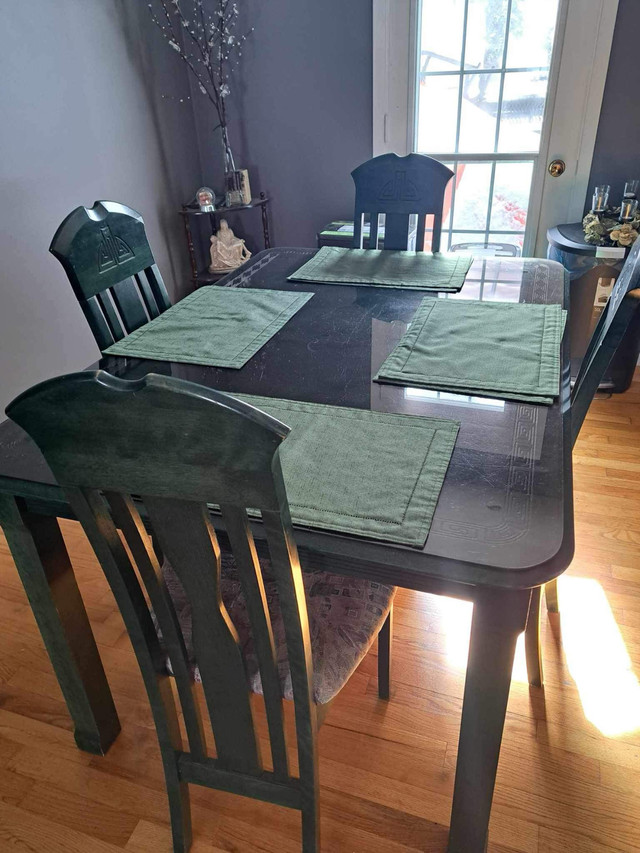 china caninet and diningroom table in Dining Tables & Sets in Moncton - Image 2