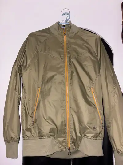 Nike Olive Green Bomber Jacket (Medium) Super clean Nike bomber-style jacket in an olive/army green...