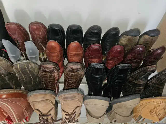 SHOE RACK WITH SHOE TREES  &  SLIDE OUTS -  ORGANISE  16 PAIRS in Women's - Shoes in Calgary - Image 4