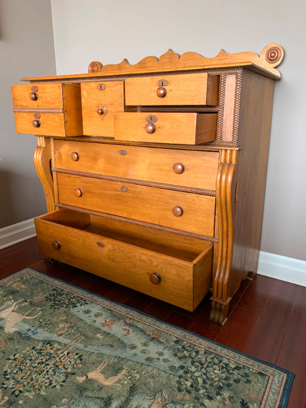 Chest of drawers, antique, handcrafted & decorated wood in Dressers & Wardrobes in Guelph - Image 2