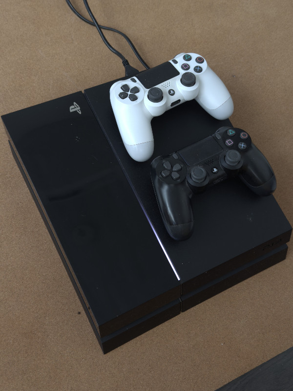 Playstation 4 (+ 2 Controllers) in Sony Playstation 4 in City of Toronto