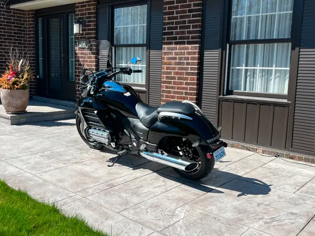 2014 Honda Valkyrie in Street, Cruisers & Choppers in Markham / York Region - Image 6