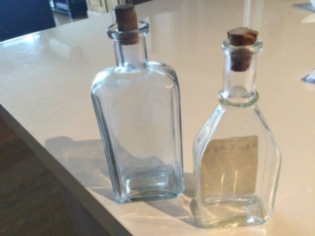 2 bouteilles antiques avec bouchons de liege dans Art et objets de collection  à Ville de Québec - Image 2