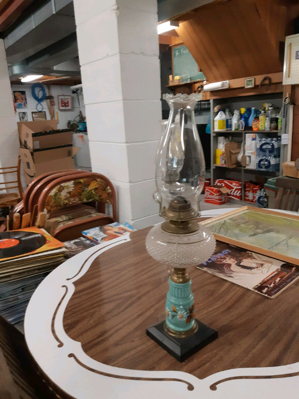 Vintage oil lamp in Arts & Collectibles in Brantford