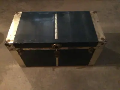 Deux anciennes malles ou coffres de voyage, View more