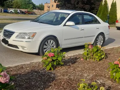 2010 HYUNDIA SONATA GLS LIMITED LAMBADA 3.3L NO RUST! ICE COLD A/C! LOW KMS!! HAND FREE MAPS! BLUETO...