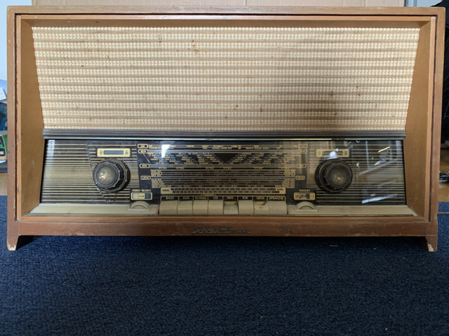 Schaub-Lorenz multi-Band vintage tube radio in Arts & Collectibles in City of Toronto