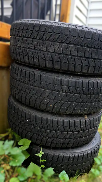Set of winter tires Bridgestone Blizzak WS90 on Rims – 195/65R15. Used for one season only and in gr...
