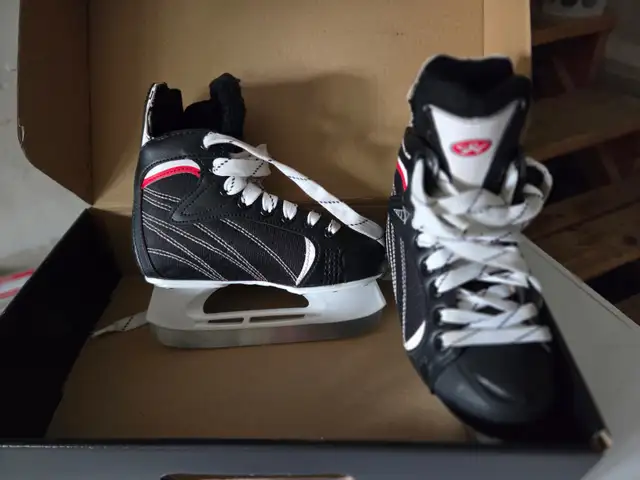 Hockey skates Youth size 13 in Skates & Blades in Markham / York Region - Image 4