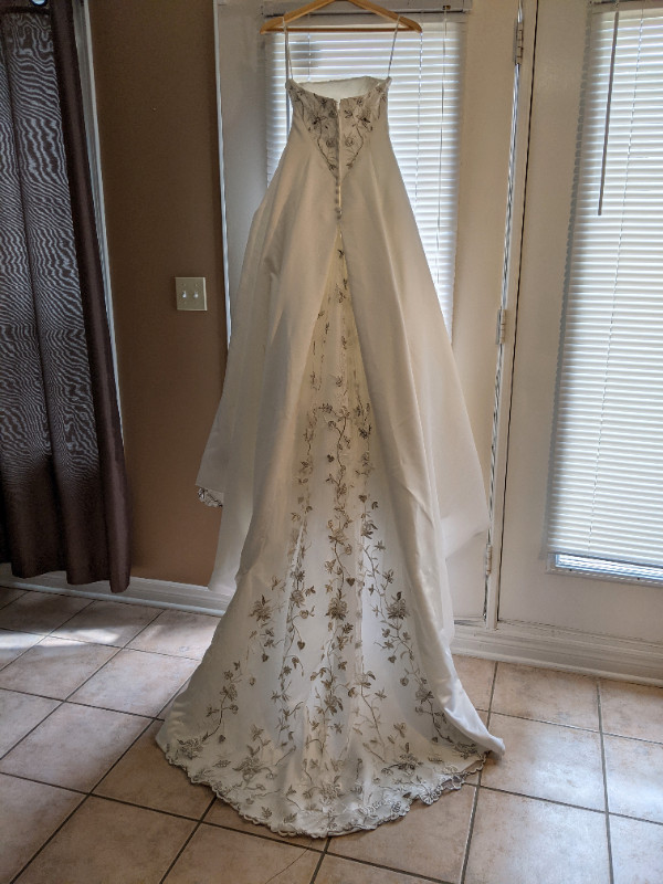 Mori Lee Wedding Dress - fits 2-6 in Wedding in Hamilton - Image 3