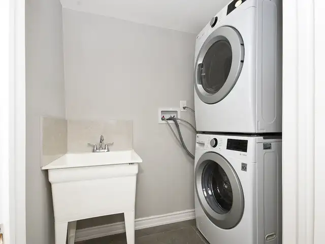 3 Bedroom House Rent in Long Term Rentals in City of Toronto - Image 10