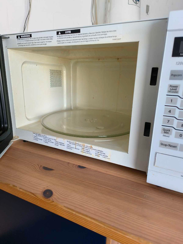 Panasonic Microwave in Microwaves & Cookers in Markham / York Region - Image 4