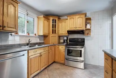Property Details: * ﻿﻿1,400 sqft * ﻿﻿3 Bedrooms * ﻿﻿1 Bathroom * ﻿﻿In-suite Laundry * ﻿﻿Fridge, Stov...