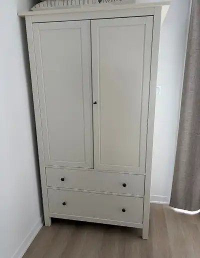 Ensemble armoire et 2 tables de chevet modèle Hemnes de IKEA, View more