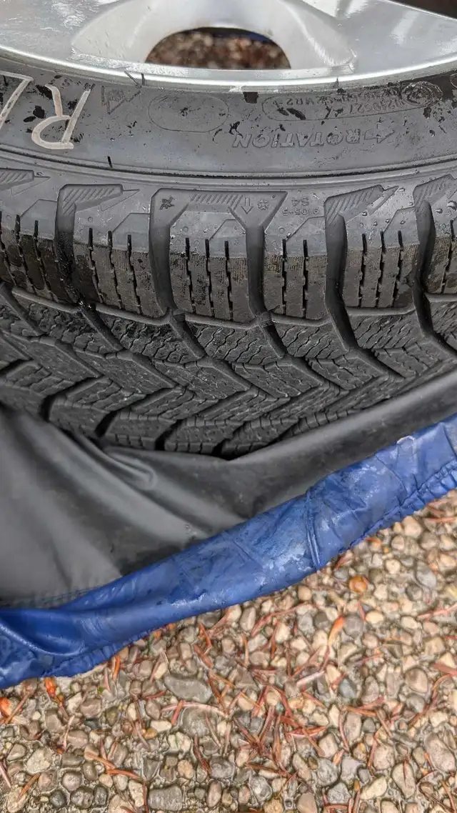 Set of 4 BMW rims with winter tires in Tires & Rims in Hamilton - Image 5