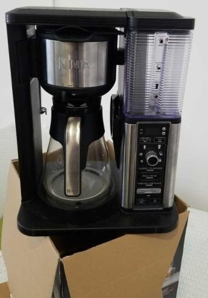 Ninja CM401 10-Cup Stainless Coffee Maker in Coffee Makers in Burnaby/New Westminster - Image 3