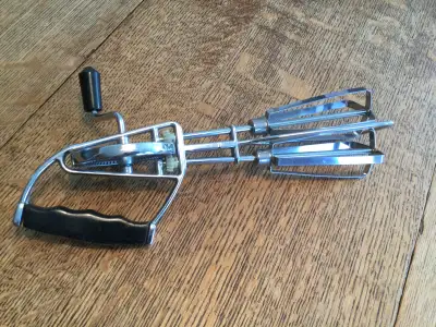 Batteur à main vintage un incontournable lors d une panne d électricité fonctionne très bien ST-EUST...