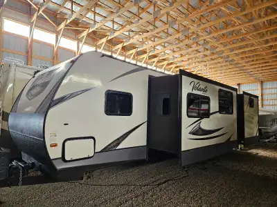 2018 Crossroads Volante Bunkhouse 32SB 1 owner. Always wintered in shop and well kept. Good family l...