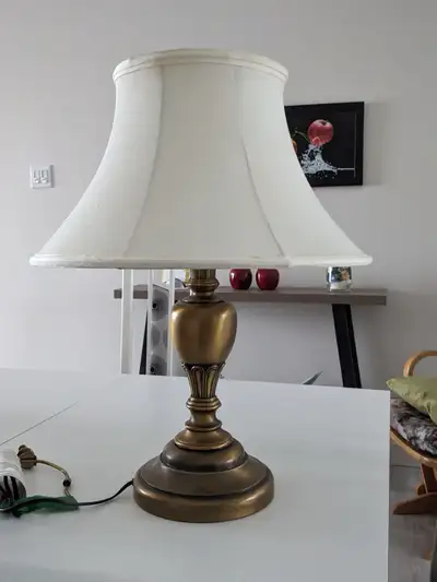 LAMPE DE TABLE EN LAITON. Faites une offre, View more