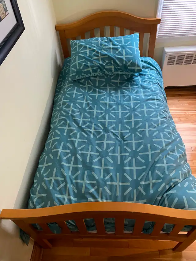 Lit simple et matelas in Beds & Mattresses in City of Montréal - Image 2