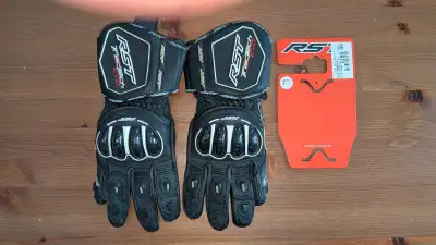 Gants de moto sport/piste RST Tractech Evo 4. Ce sont des gants haut de gamme certifiés CE, offrant...