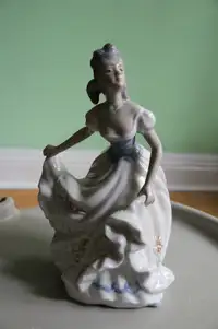 Figurine , jeune fille en porcelaine d'Espagne TENGRA (Valencia)