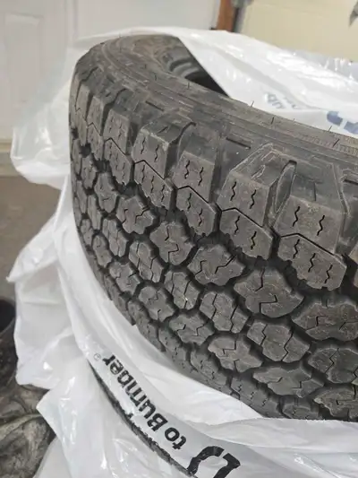 Pneus Goodyear Wrangler All-Terrain Adventure 255/60-20 pratiquement neufs (1700km), pneus OEM Land...