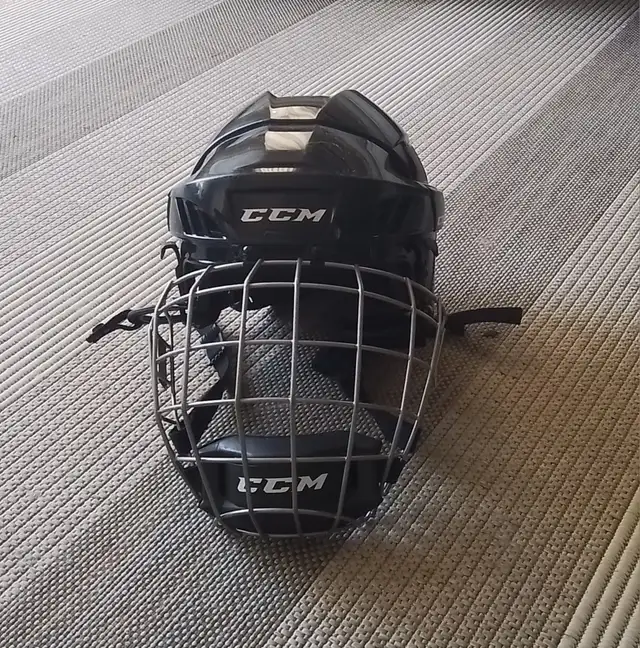 Five Helmets, Elbow Pads, Shin Guards in Hockey in Edmonton - Image 6