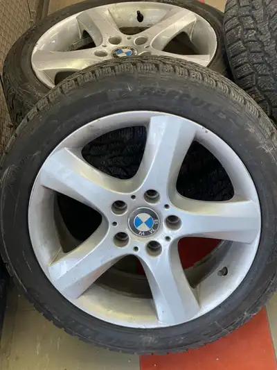 Ensemble de 4 pneus Hiver 205/50R17 montés sur mags BMW d’origine. Pneus Hiver en très bonne conditi...
