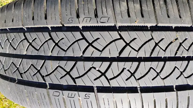 Gently used 2022 all season tires on rims in Tires & Rims in Kawartha Lakes - Image 3