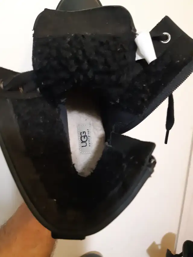 Bottes d'hiver Uggs pour femmes in Women's - Shoes in City of Montréal - Image 8