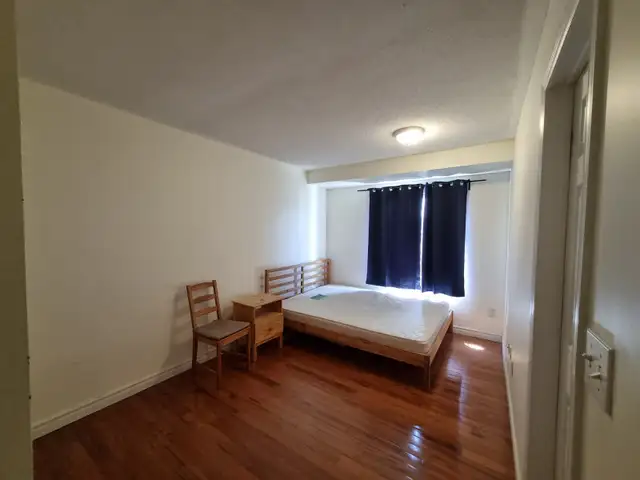 3rd Flr Large Room Private Bath Balcony Parking @York University