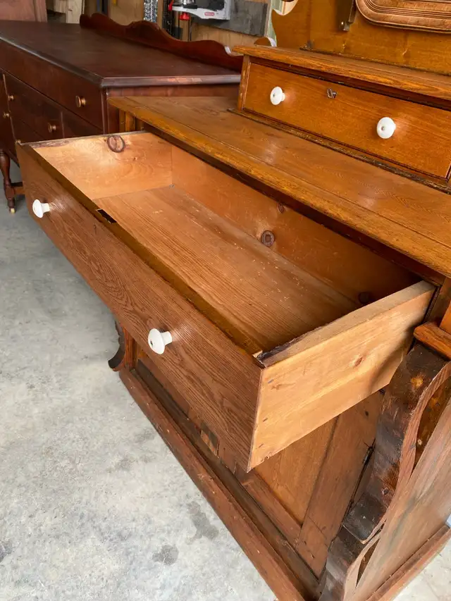 Antique buffet with square nails63006661518211123