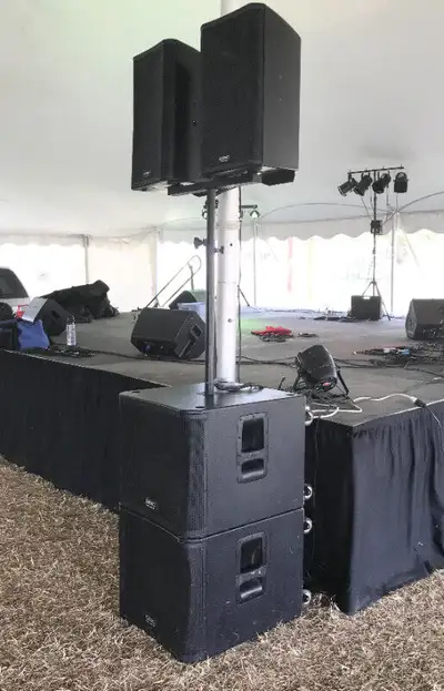 Haut Parleurs QSC à louer. Plusiers autres équipements audio/éclairage/DJ disponibles sur location....