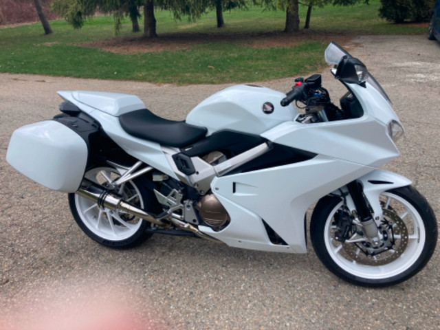 2014 Honda VFR800 Interceptor DLX in Sport Touring in Mississauga / Peel Region - Image 2