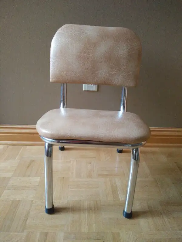 Chaise enfant années 1960 et chaise de jardin 1950 antiquités in Arts & Collectibles in Longueuil / South Shore - Image 3
