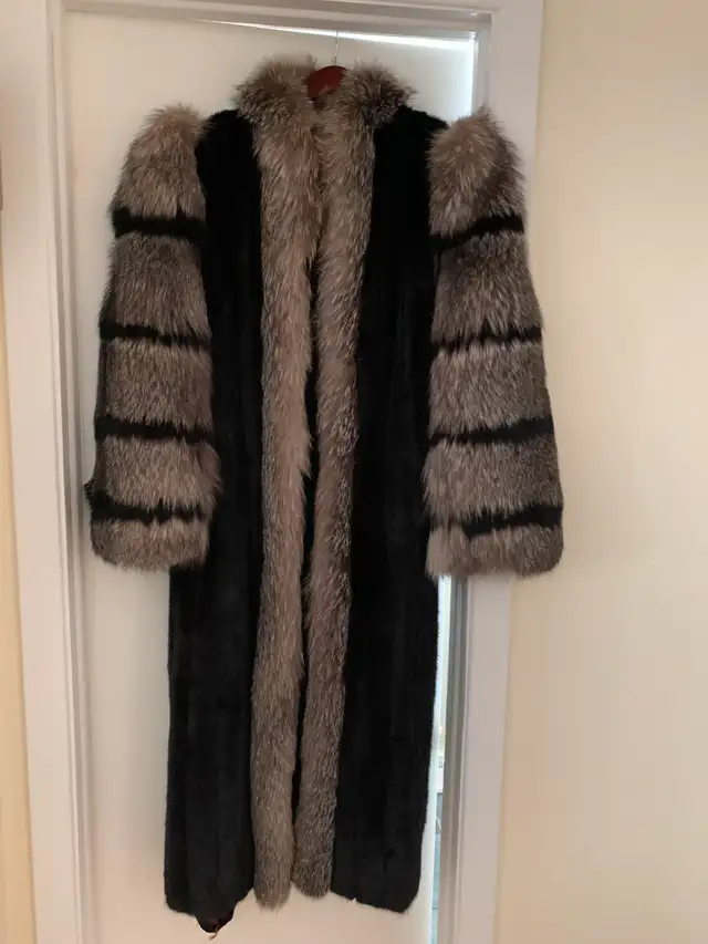 Long Mink and Indigo Fox Fur Coat- Asking $280 in Other in City of Montréal - Image 2