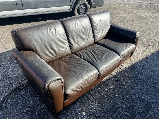 Brown leather natuzzi sofa64346711217539121