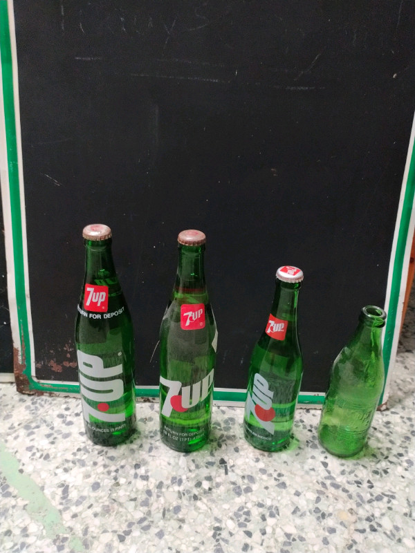 Vintage 7up bottles, crates, chalkboards, signs in Arts & Collectibles in Barrie - Image 3