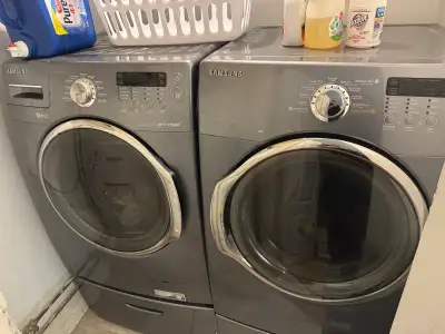Laveuse & Sécheuse Samsung – Très bon état – Avec tiroirs de rangement Je vends un ensemble laveuse...