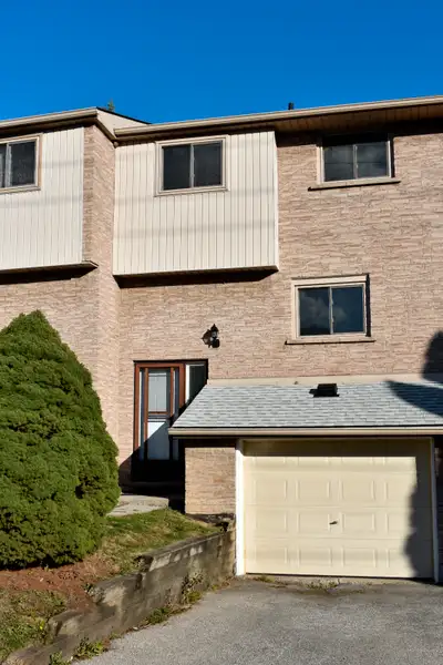 3-bed Hamilton Downtown Townhome – Bright & Spacious – James N.