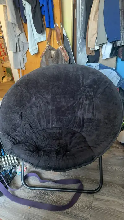 Sink into cozy comfort with this used Papasan chair, perfect for any room! This comfortable saucer-s...